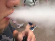 Țara în care poți fi arestat dacă fumezi țigări electronice pe stradă