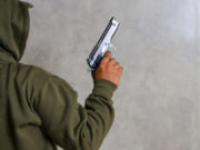 Momentul șocant în care o femeie este împușcată în stradă pentru că cerşeşte