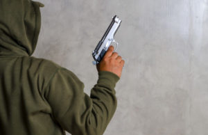 Momentul șocant în care o femeie este împușcată în stradă pentru că cerşeşte