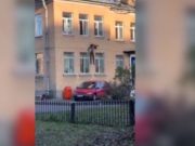 VIDEO | Un suspect a fugit pe geamul secției de poliție, cu tot cu caloriferul de care era legat.