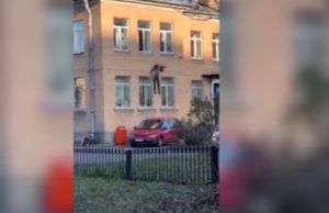 VIDEO | Un suspect a fugit pe geamul secției de poliție, cu tot cu caloriferul de care era legat.