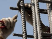 Accident groaznic pe şantierul unei şcoli din Arad. Muncitor străpuns în cădere de un fier-beton