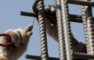 Accident groaznic pe şantierul unei şcoli din Arad. Muncitor străpuns în cădere de un fier-beton