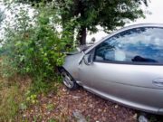 O şoferiţă a intrat cu maşina într-un copac, după ce şoferul unui microbuz cu călători nu s-a lăsat depăşit, la Constanţa