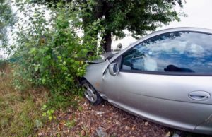 O şoferiţă a intrat cu maşina într-un copac, după ce şoferul unui microbuz cu călători nu s-a lăsat depăşit, la Constanţa