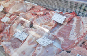 Vom pune pe masa de Crăciun porc din import