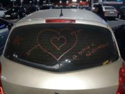 RĂZBUNARE FABULOASĂ! CE MESAJE I-A SCRIS, CU RUJUL PE GEAMURILE MAȘINII, O FEMEIE DIN BRĂILA IUBITULUI CARE A PĂRĂSIT-O