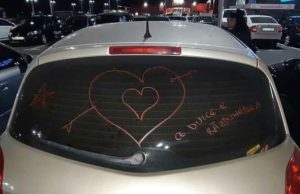 RĂZBUNARE FABULOASĂ! CE MESAJE I-A SCRIS, CU RUJUL PE GEAMURILE MAȘINII, O FEMEIE DIN BRĂILA IUBITULUI CARE A PĂRĂSIT-O