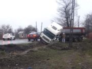 Accident spectaculos, filmat de o cameră de supraveghere, în Dâmboviţa