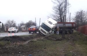 Accident spectaculos, filmat de o cameră de supraveghere, în Dâmboviţa