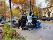 Un copac s-a prăbuşit peste o maşină în mers, pe Calea Dorobanţilor