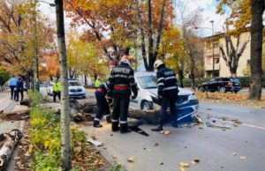 Un copac s-a prăbuşit peste o maşină în mers, pe Calea Dorobanţilor