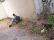 Elev bătut de colegi între blocuri, la Tg. Jiu: „Nu le spune părinţilor, îl bat iar”