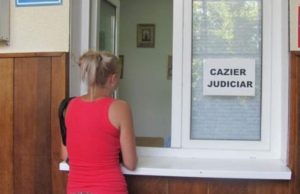 O tânără din Arad, care s-a dus să-şi scoată cazierul, a fost reţinută pe loc de poliţişti