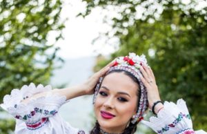 Cine e Vlăduța Lupău? Ea este noua senzație a muzicii populare