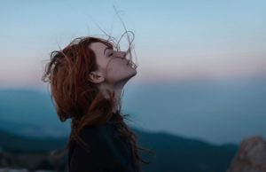 99px_ru_photo_312997_model_anastasija_stoit_na_fone_prirodi_fotograf_aleks-e1574252822423