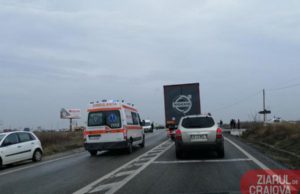 Impact violent între un tir și un autoturism la întrare în Pielesti. Pompierii de la Descarcerare intervin pentru scoaterea victimelor din mașină