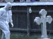 Un bătrân a fost găsit spânzurat de crucea unui membru al familiei, într-un cimitir din Olt