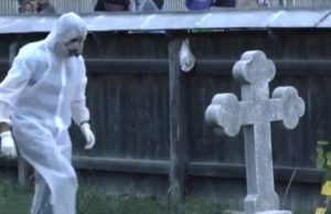 Un bătrân a fost găsit spânzurat de crucea unui membru al familiei, într-un cimitir din Olt