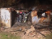 Pensionar din Bistriţa, mort după ce casa din lemn în care locuia a luat foc