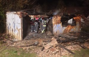 Pensionar din Bistriţa, mort după ce casa din lemn în care locuia a luat foc