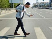 Telefonul mobil face tot mai multe victime în rândul pietonilor
