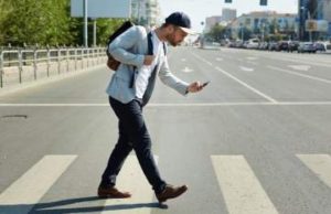 Telefonul mobil face tot mai multe victime în rândul pietonilor