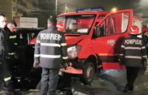 Autospecială ISU Buzău, în misiune, implicată într-un accident de circulaţie