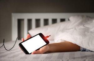 O tânără de 17 ani a murit electrocutată, jucându-se pe telefon