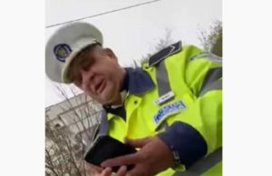 VIDEO | Un poliţist local din Bucureşti n-a vrut să se legitimeze în faţa unui agent de la rutieră: „Băi, dă-i drumu’ de aici!”