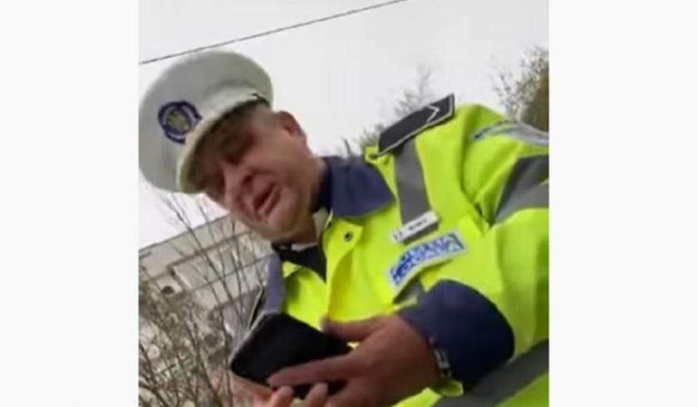 VIDEO | Un poliţist local din Bucureşti n-a vrut să se legitimeze în faţa unui agent de la rutieră: „Băi, dă-i drumu’ de aici!”