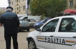 Poliţist lovit cu capul în gură de un tânăr care îşi bătea iubita pe stradă, de faţă cu poliţiştii