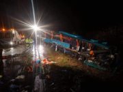 O mamă îşi strigă durerea, după ce doi tineri, de 18 şi 25 de ani, au murit într-un impact devastator, la Suceava