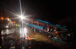 O mamă îşi strigă durerea, după ce doi tineri, de 18 şi 25 de ani, au murit într-un impact devastator, la Suceava