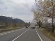 Şofer cu Mercedes, la un pas să omoare oameni nevinovaţi, în Suceava: „Mi se fâlfâie!”