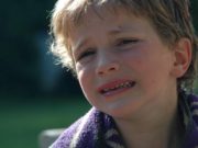 Tată din Oradea arestat, după ce şi-a chinuit băieţelul de 5 ani până l-a băgat în spital