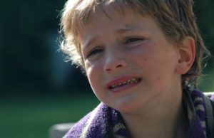 Tată din Oradea arestat, după ce şi-a chinuit băieţelul de 5 ani până l-a băgat în spital