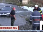 Un șofer a rămas blocat în mijlocul râului, după ce a încercat să îl traverseze cu mașina