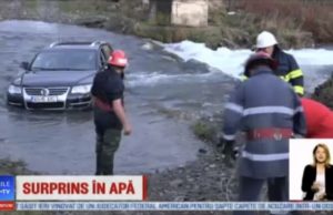 Un șofer a rămas blocat în mijlocul râului, după ce a încercat să îl traverseze cu mașina