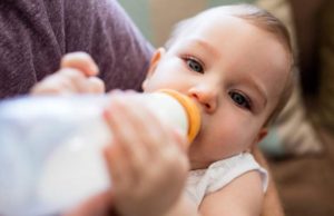 O mămică din Constanţa şi-a găsit fetiţa moartă, la două ore după ce i-a dat să mănânce