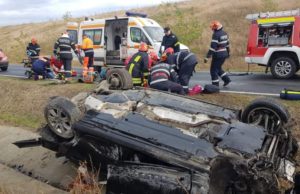 Tânără ucisă pe A1, la ieşirea spre Lipova. Alţi doi oameni sunt inconştienţi, aruncaţi din maşină