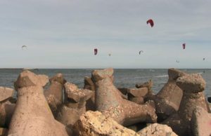 Cadavru găsit între stabilopozi, pe o plajă din Constanţa