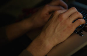 Contabil acuzat că a filmat violul a zeci de copii și a vândut imaginile online