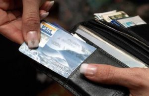 Româncă arestată după ce a vrut să achite cazarea la hotel cu un card furat, la Roma