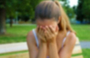 Copila batjocorită de poliţistul arestat la Craiova a rămas însărcinată cu abuzatorul ei