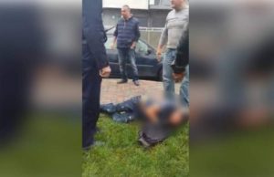 Un băiat de 13 ani a înjunghiat un tânăr în faţa unui supermarket din Bucureşti