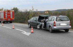O maşină a lovit un autoturism condus de o şoferiţă începătoare şi în care erau şi doi copii, în Mehedinţi