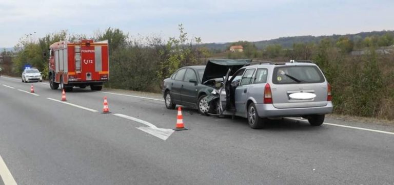 O maşină a lovit un autoturism condus de o şoferiţă începătoare şi în care erau şi doi copii, în Mehedinţi