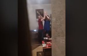 VIRAL: Doi foşti angajaţi ai Arhiepiscopiei Tomisului, surprinşi dansând pe muzică populară