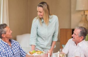 Bărbat din Iaşi aproape să îşi omoare musafirii în bătaie, pentru că s-au uitat „cu poftă” la soţia lui